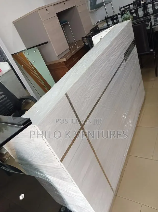 White Choured Executive Front Desk · Photo 1