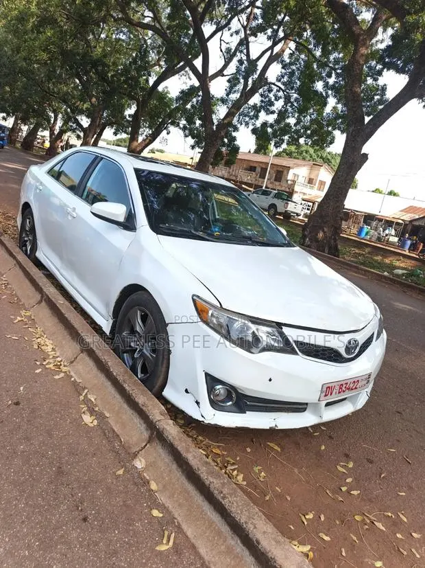Toyota Camry 2014 White · Photo 1