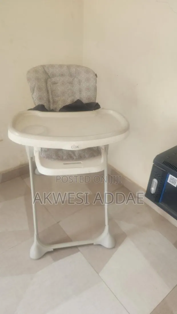 Children Eating Chair With Table · Photo 1