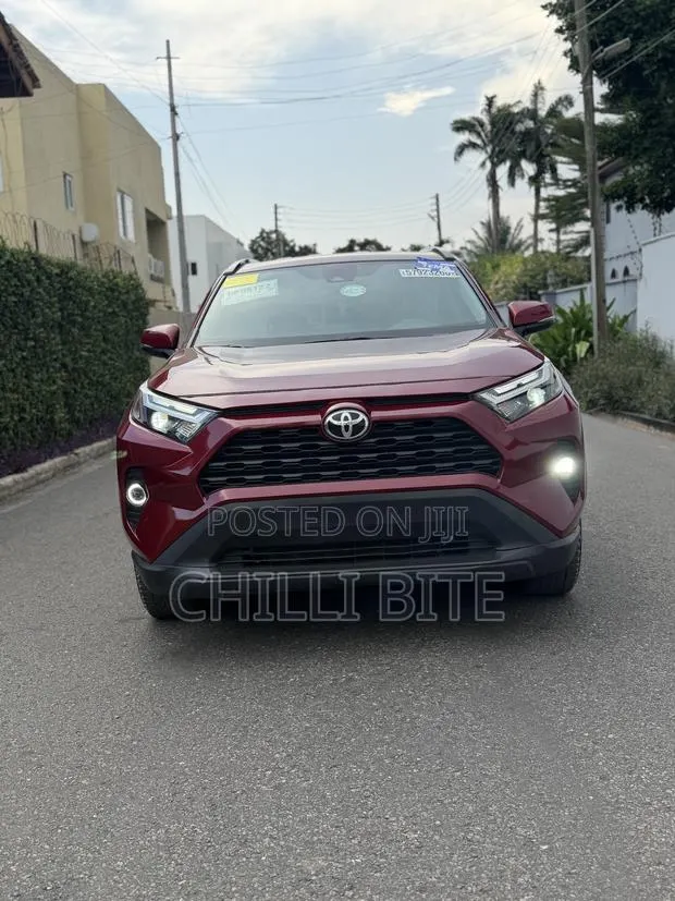 Toyota RAV4 XLE Premium 2025 Red · Photo 1
