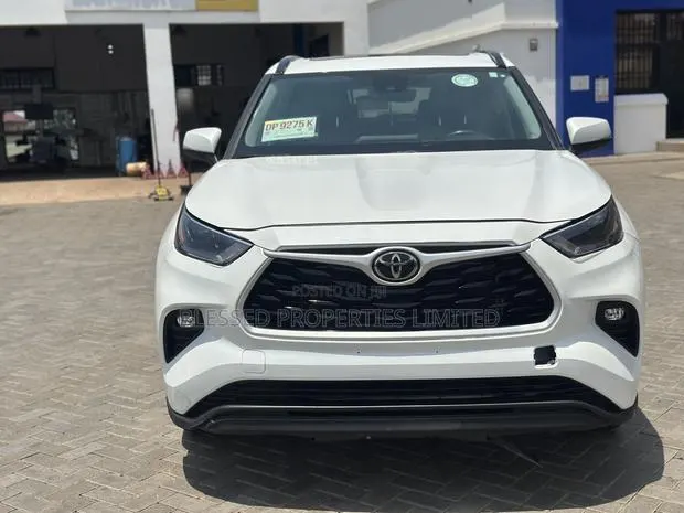 Toyota Highlander XLE AWD 2023 White · Photo 1