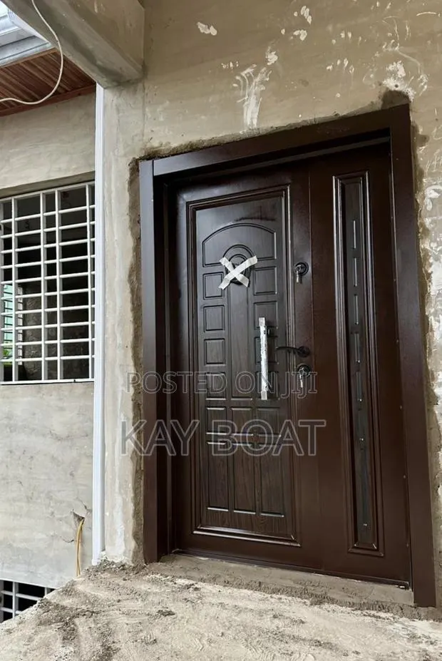 Checked One and Half Door · Photo 1