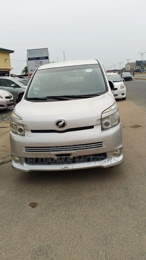 Toyota Voxy 2012 Gray · Photo 1