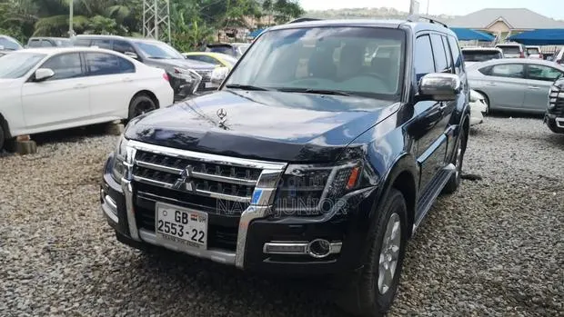 Mitsubishi Pajero 2010 Black · Photo 1