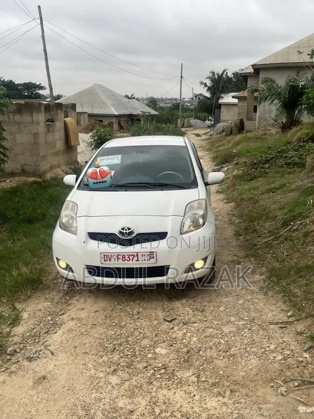 Toyota Yaris 2010 White · Photo 1