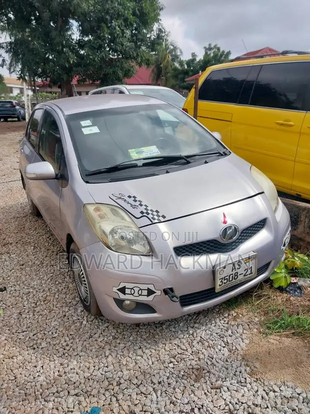 Toyota Vitz 2010 Gray · Photo 1
