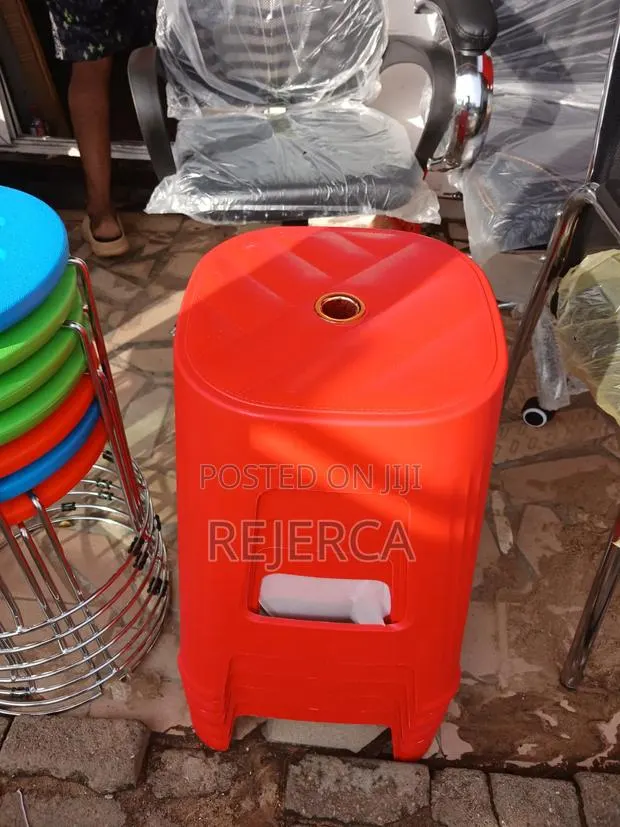 Portable Plastic Chair · Photo 1
