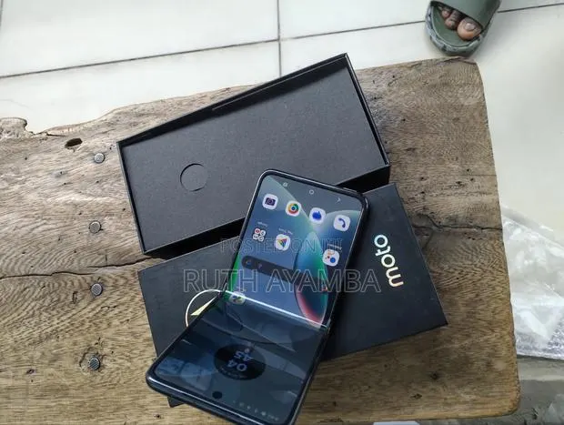 New Motorola Razr 40 128 GB Gray · Photo 1