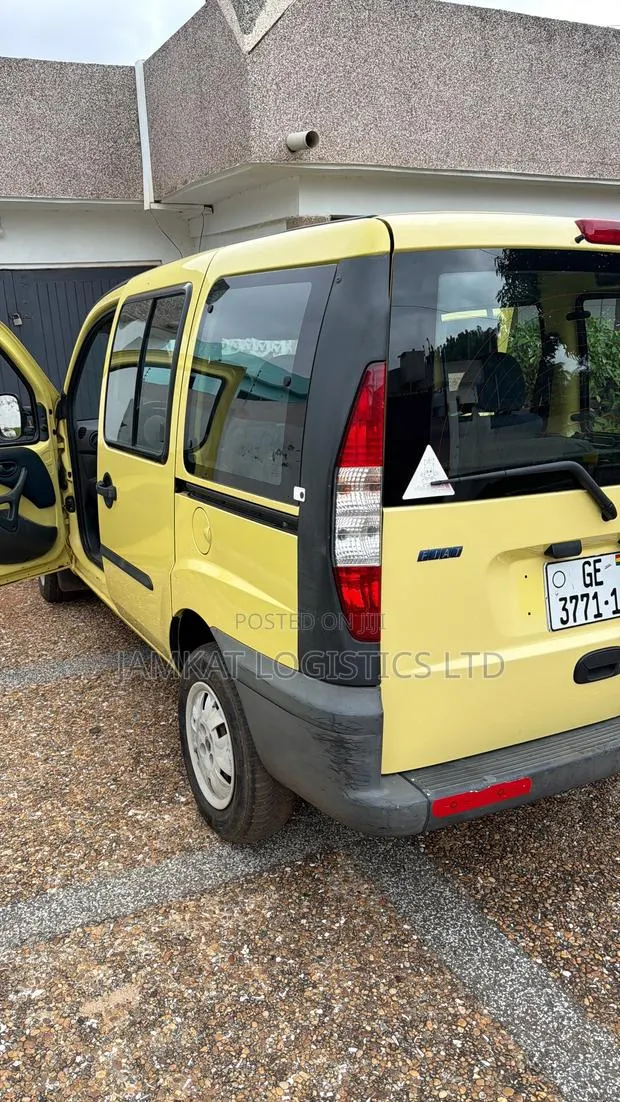 Fiat Doblo 2010 Yellow · Photo 1