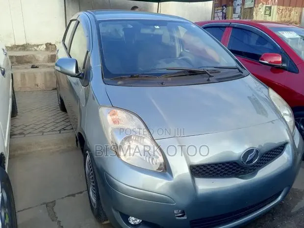 Toyota Vitz 1.3 FWD 5dr 2010 Gray · Photo 1
