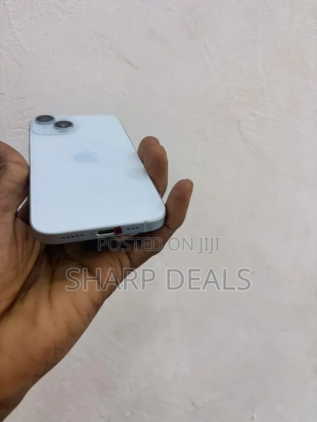 Apple iPhone 15 128 GB White · Photo 1