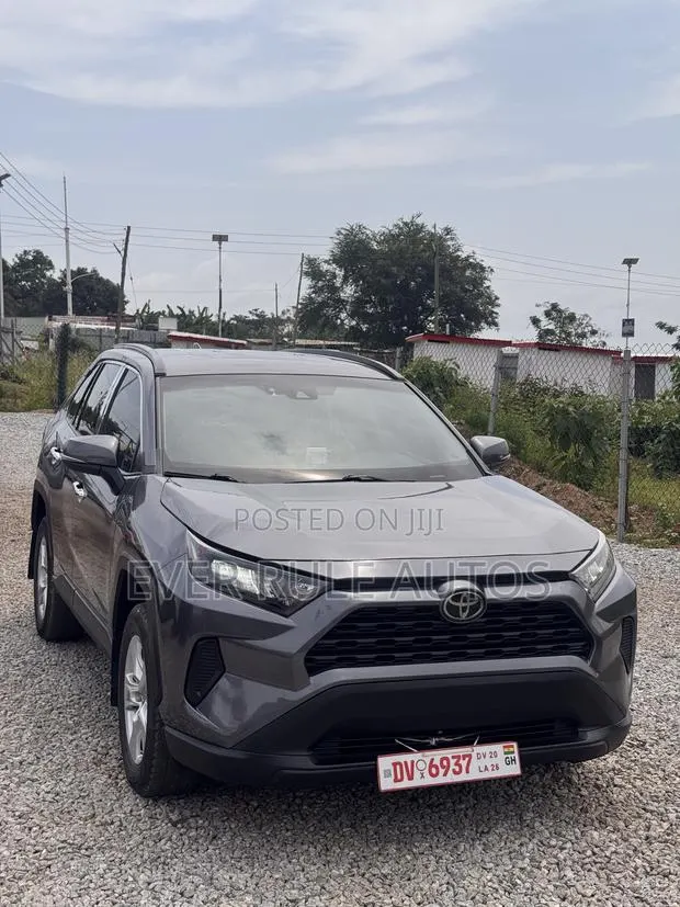 Toyota RAV4 LE 2022 Gray · Photo 1