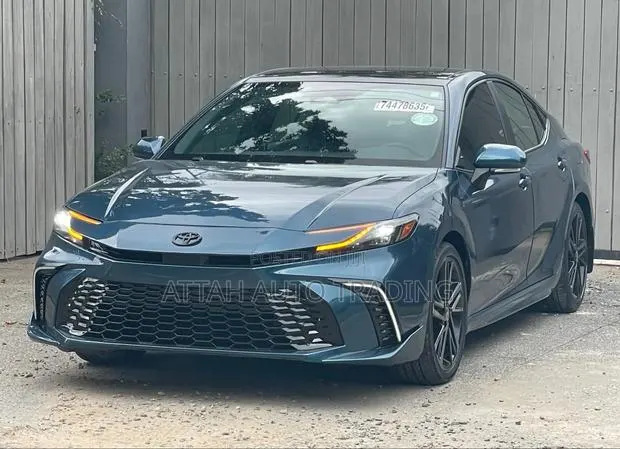 Toyota Camry 2025 Gray · Photo 1