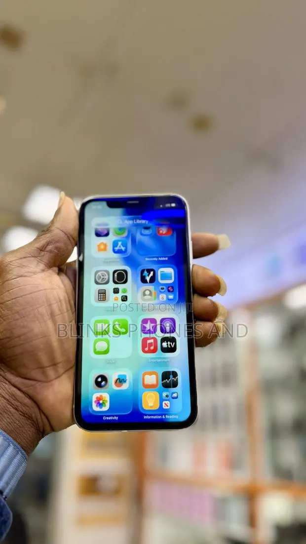 Apple iPhone 11 128 GB Silver · Photo 1