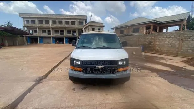 Chevrolet 3500 2007 White · Photo 1