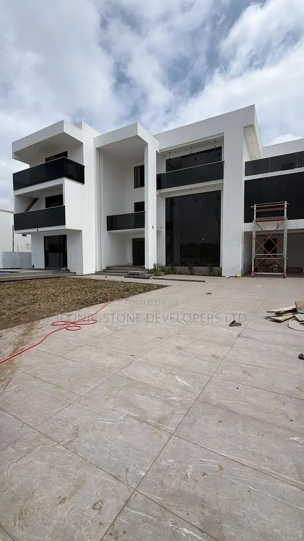 8bdrm Mansion in Adjiringanor, Adjiriganor for sale