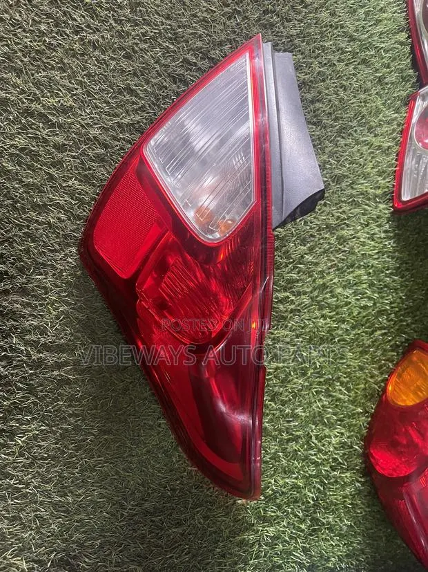 Nissan Versa 2012-2014 Taillight Original Used · Photo 1