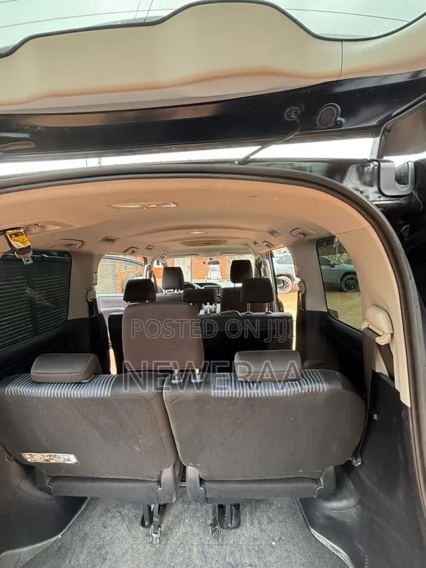 Toyota Voxy V 4WD 8-Seater 2015 Black · Photo 1