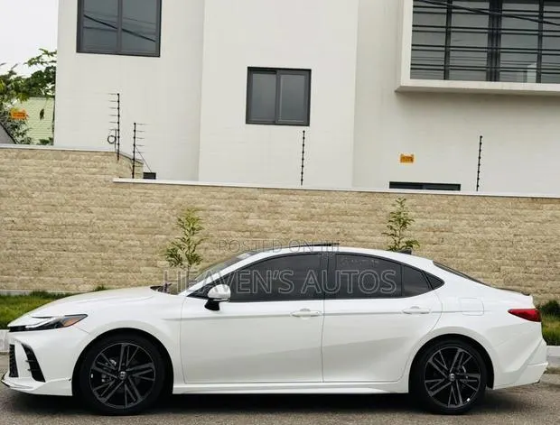 Toyota Camry 2025 White · Photo 1