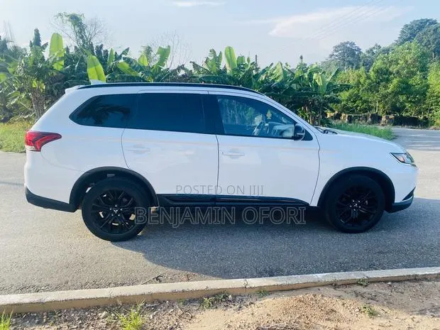 Mitsubishi Outlander LE FWD 2019 White · Photo 1