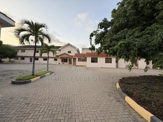 42 Plus Rooms Commercial Property for Rent at Airport · Photo 1