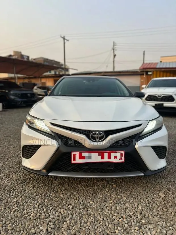Toyota Camry XSE (2.5L 4cyl 8A) 2019 White · Photo 1