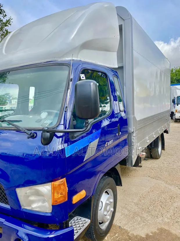 Hyundai Mighty Container (Wing Body) · Photo 1