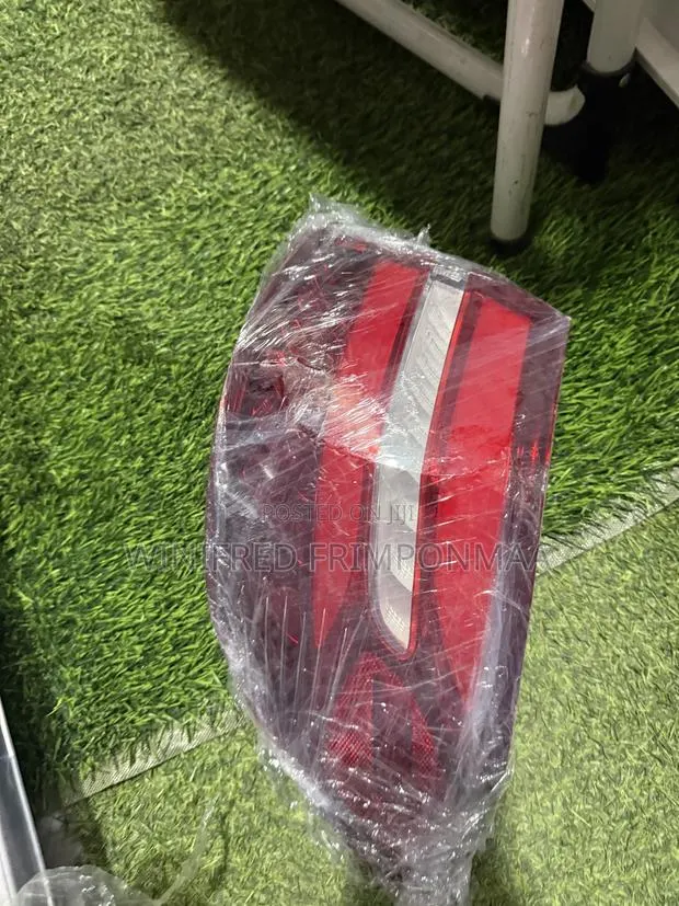 Mercedes Benz GLC Tail Light · Photo 1