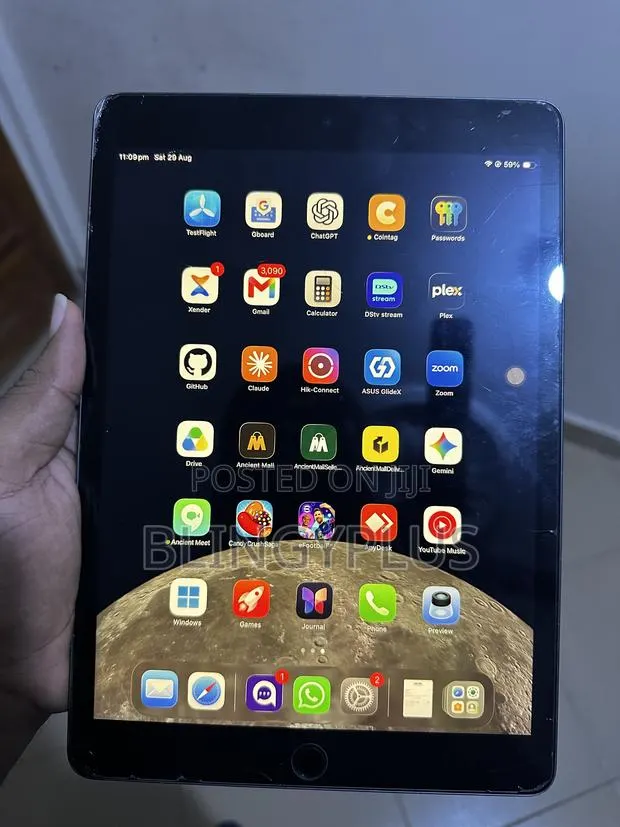 Apple iPad 10.2 (2021) 64 GB Gray · Photo 1