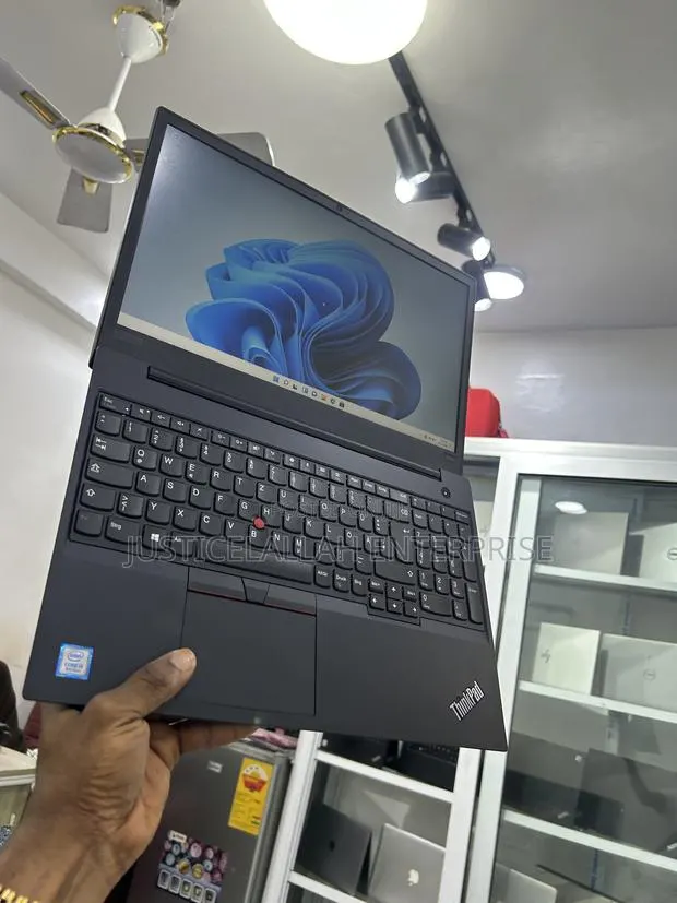 Laptop Lenovo ThinkPad E580 8GB Intel Core i3 SSD 256GB · Photo 1