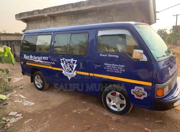 Nissan Caravan (Urvan) 2001 Blue · Photo 1