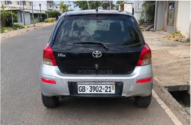 Toyota Vitz 2009 Silver · Photo 1
