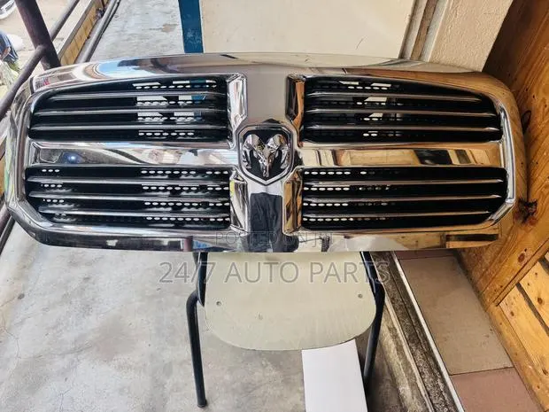 Dodge RAM 1500 Front Grill 2013-2018 · Photo 1