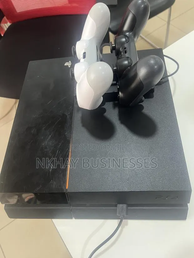 Ps4 Standard 500gb With 4 Games and 2 Pads · Photo 1