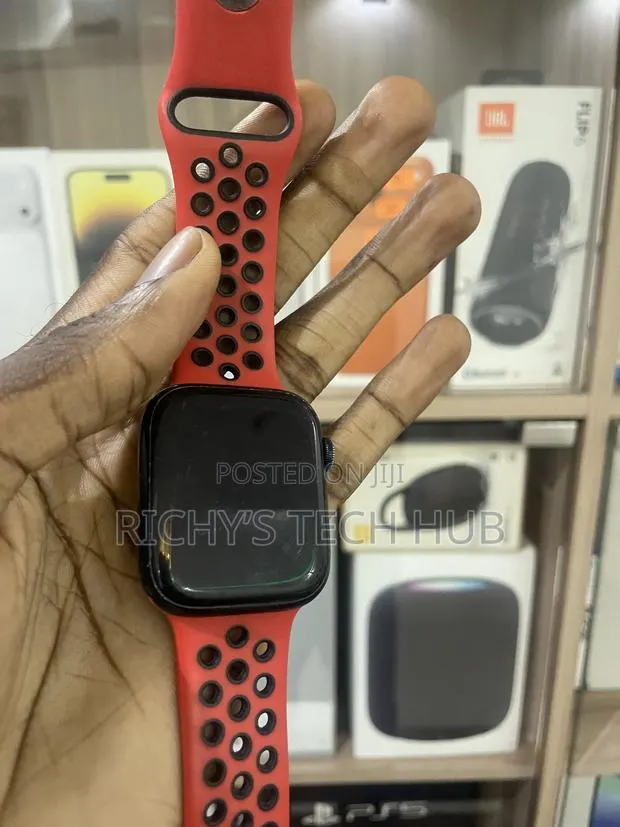 Apple Series 7 44mm GPS Cellular · Photo 1