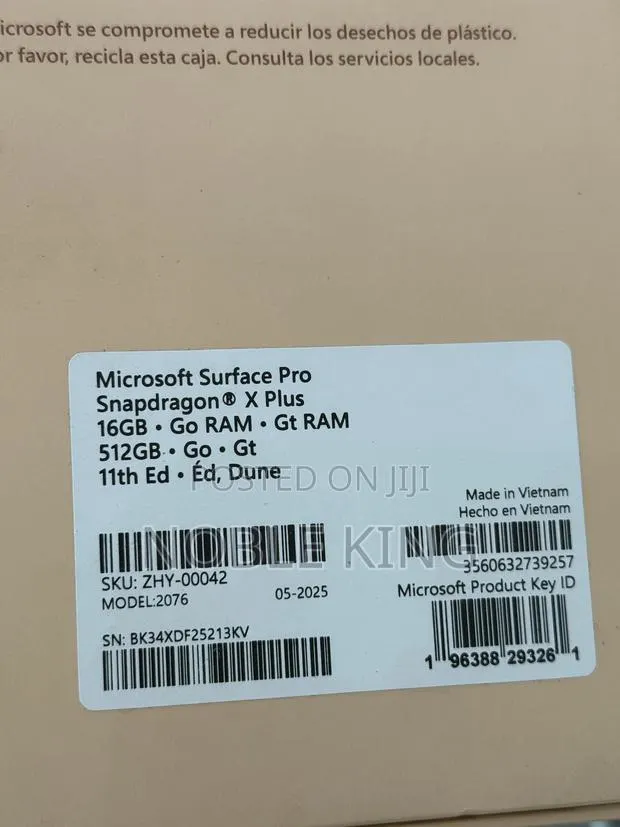 New Microsoft Surface Pro 11th Edition, a Copilot+ PC 16GB SSD 512GB · Photo 4