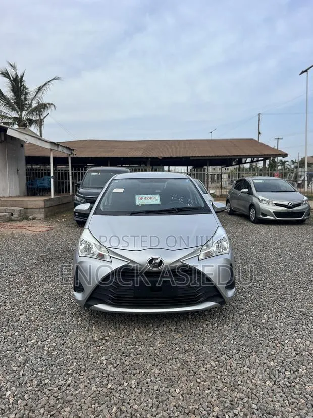 Toyota Vitz 1.3 AWD 5dr 2018 Silver · Photo 1