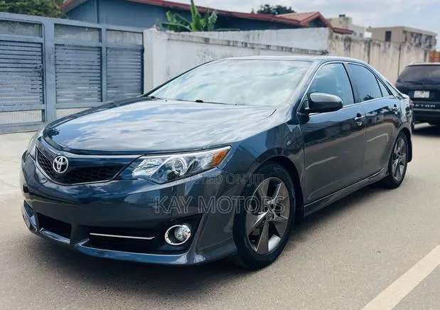 Toyota Camry SE 4dr Sedan (2.5L 4cyl 6A) 2014 Gray · Photo 1