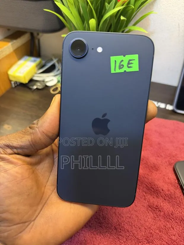 Apple iPhone 16e 128 GB Black · Photo 1