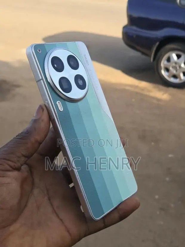 Tecno Camon 30 Premier 512 GB Gray · Photo 1