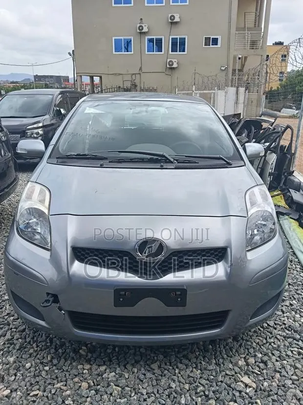Toyota Vitz 1.3 AWD 5dr 2010 Gray · Photo 3