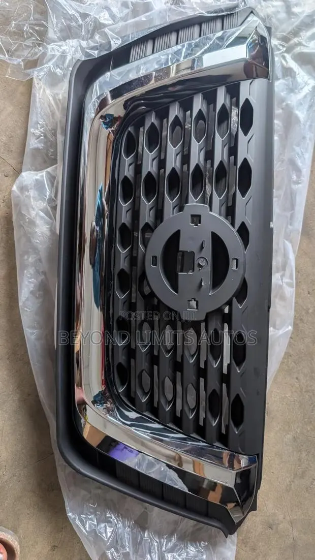 Nissan Kicks 2018,2019,2020 Top Grille / Front Shell · Photo 1