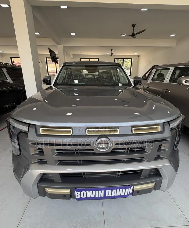 New Nissan Frontier PRO-4X Crew Cab 4WD 5.0 ft. SB 2026 Gray · Photo 1