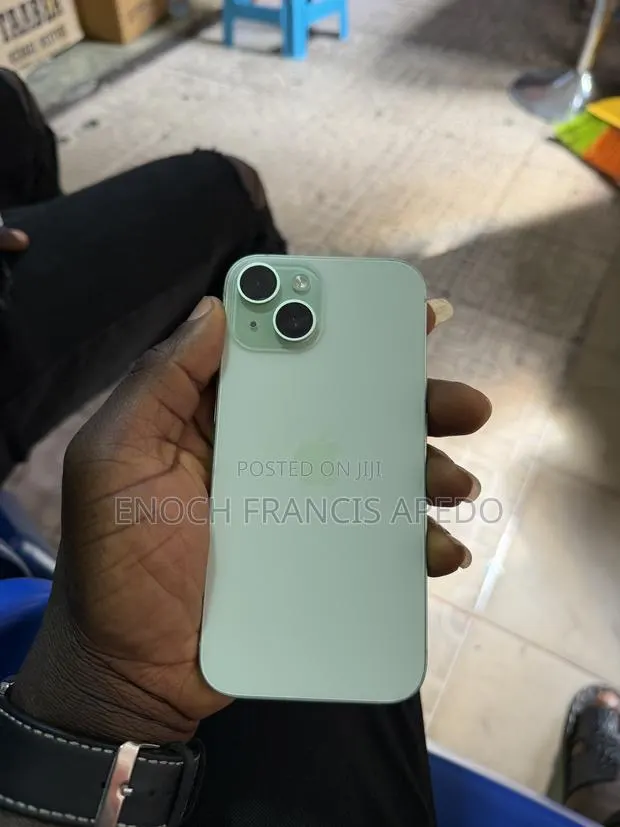 Apple iPhone 15 128 GB Green · Photo 1