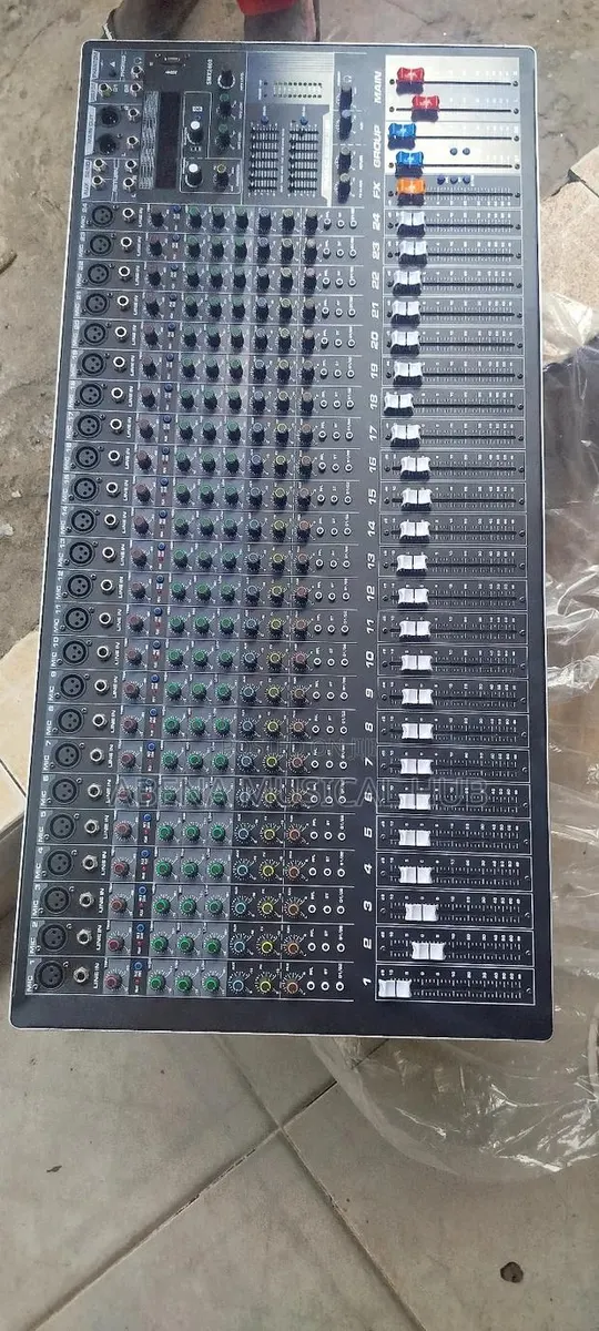 Yamaha SMX 24-Channel Mixer · Photo 1