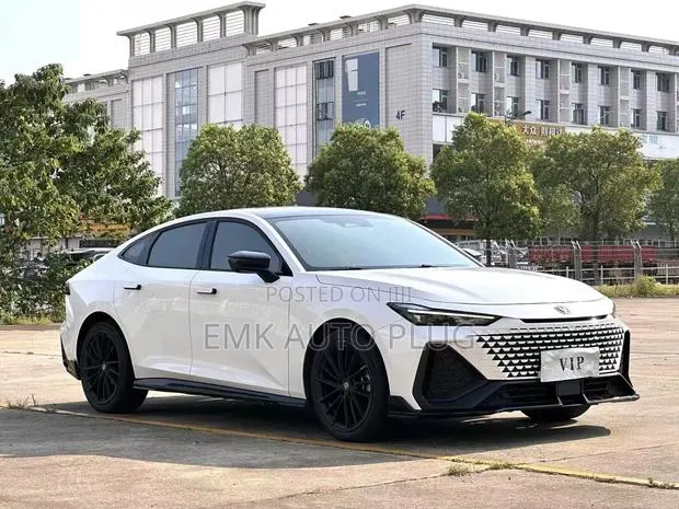 Changan UNI-V 2023 White · Photo 1