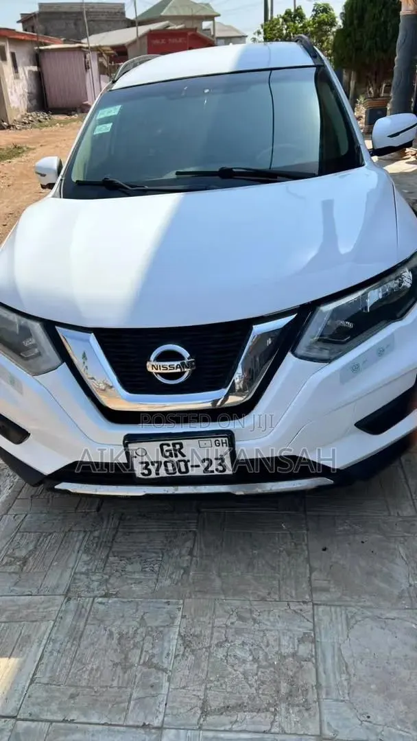 Nissan Rogue SV FWD 2018 White · Photo 1