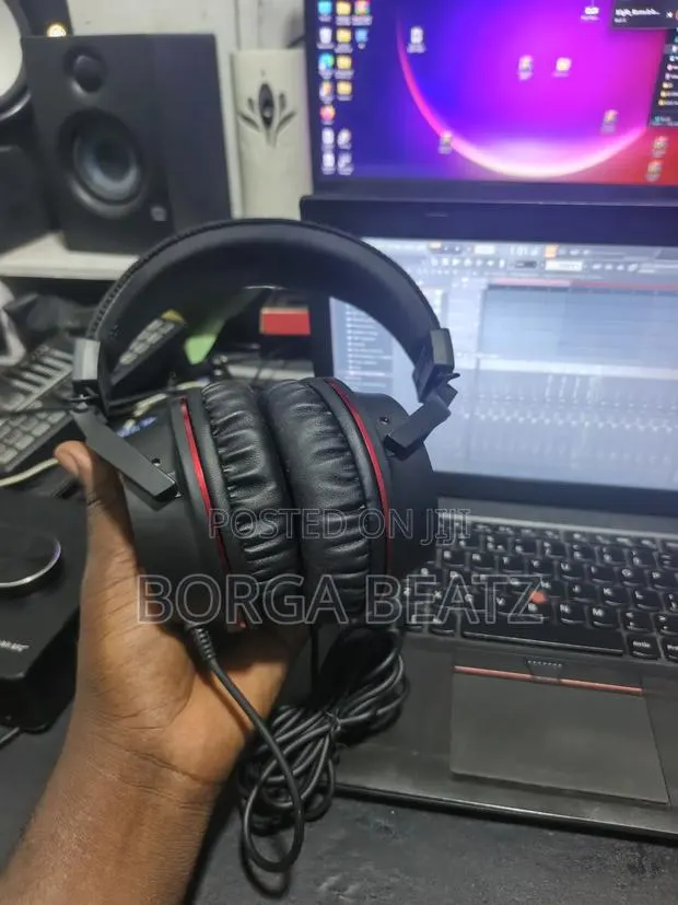 Focusrite 4th Gen Studio Headset/Headphone · Photo 1