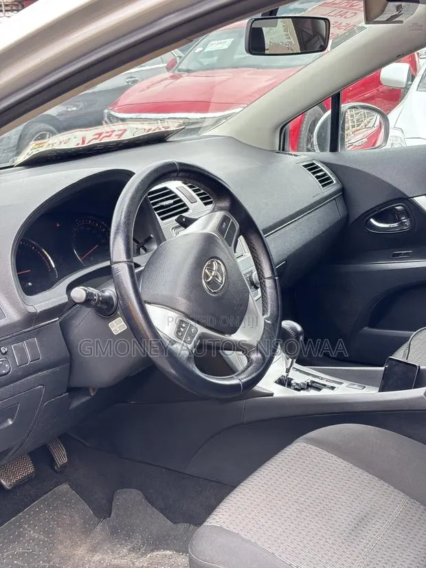 Toyota Avensis 2016 Silver · Photo 1