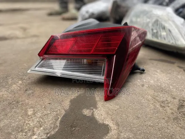 Hyundai Elantra 2022-23 Taillight · Photo 1